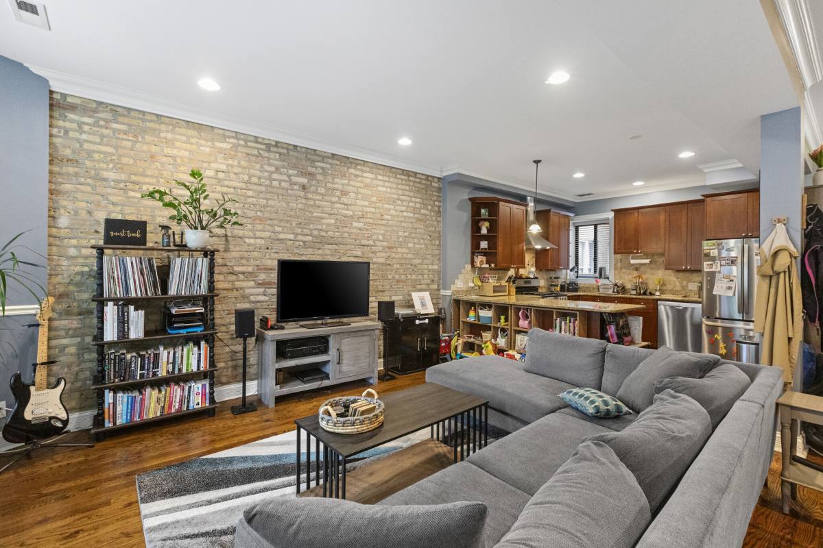 Condo for rent at 5219 Winthrop #2, Chicago, IL 60640
