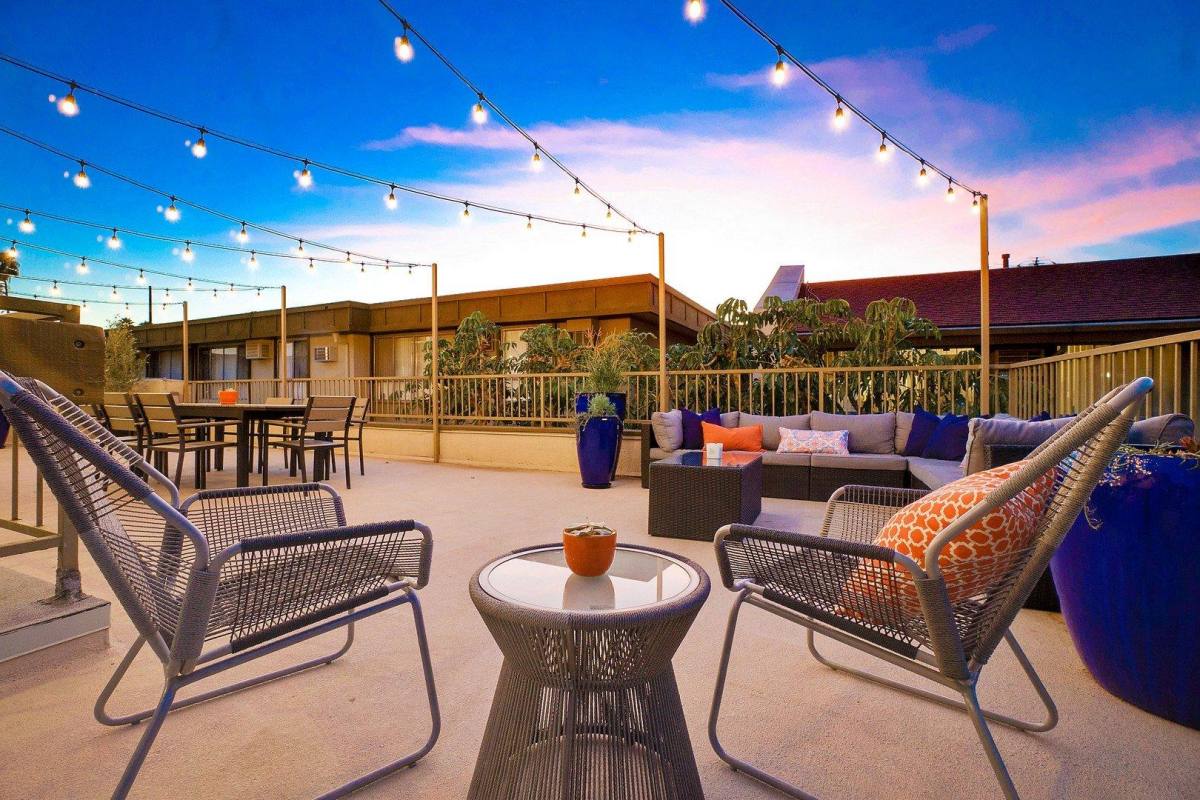 Apartment for rent at 5830 Reseda Blvd, Tarzana, CA 91356