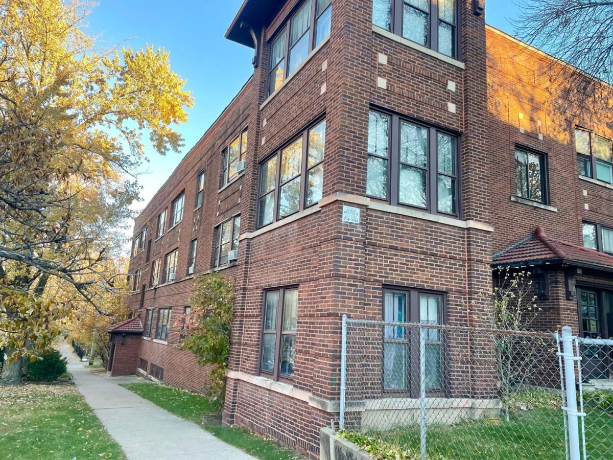 Apartment for rent at 7077 N Ridge Blvd #1E, Chicago, IL 60645
