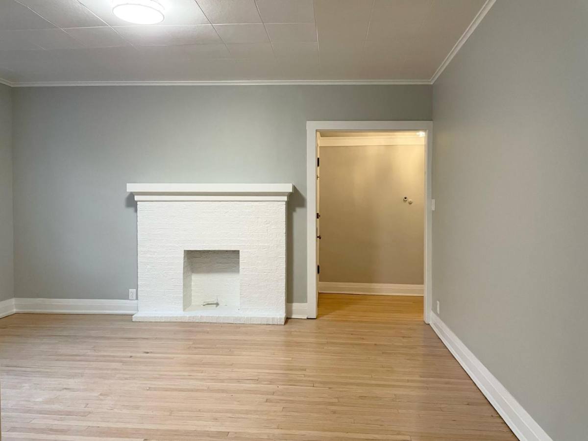 Apartment for rent at 7077 N Ridge Blvd #1E, Chicago, IL 60645