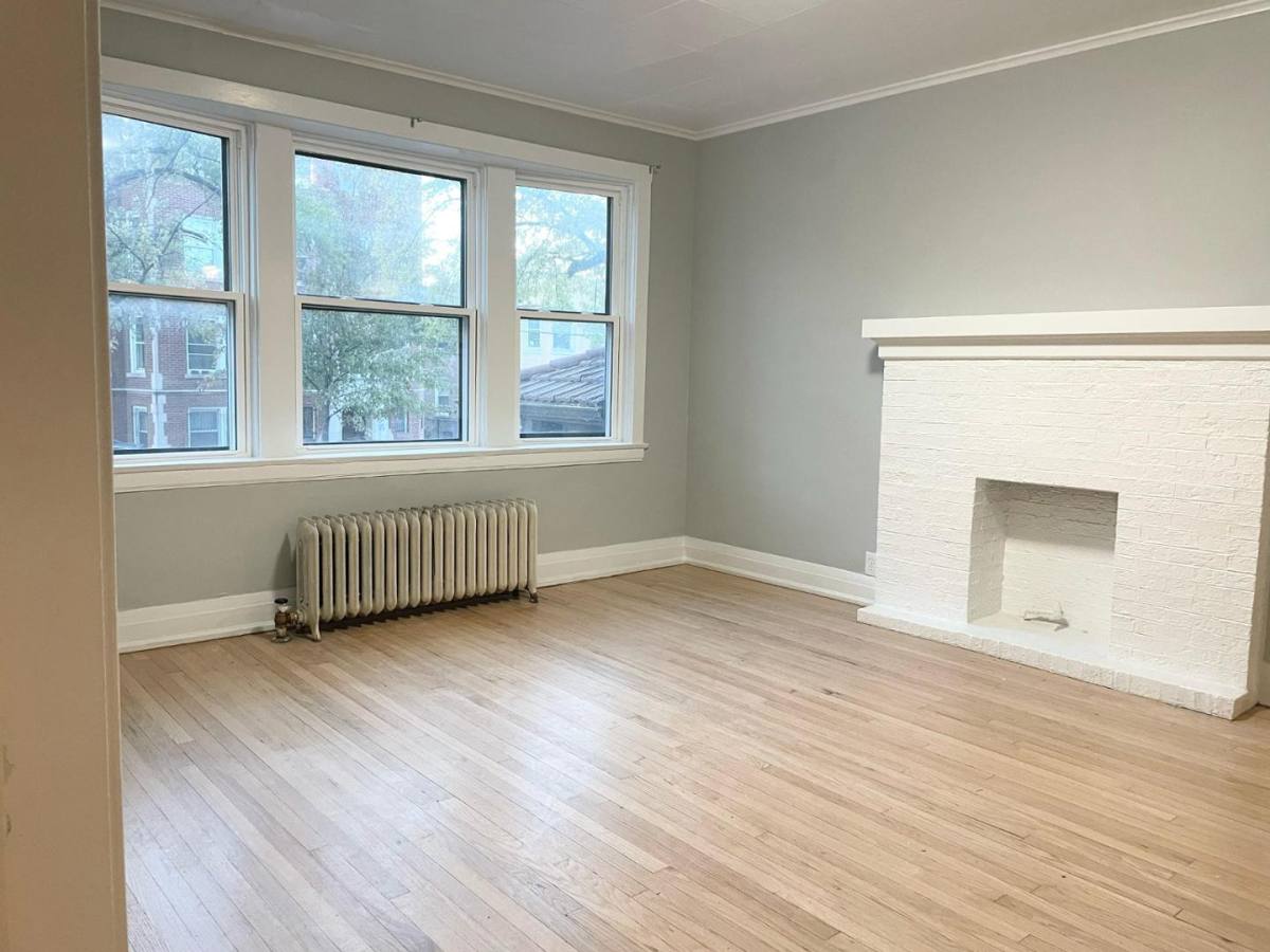 Apartment for rent at 7077 N Ridge Blvd #1E, Chicago, IL 60645