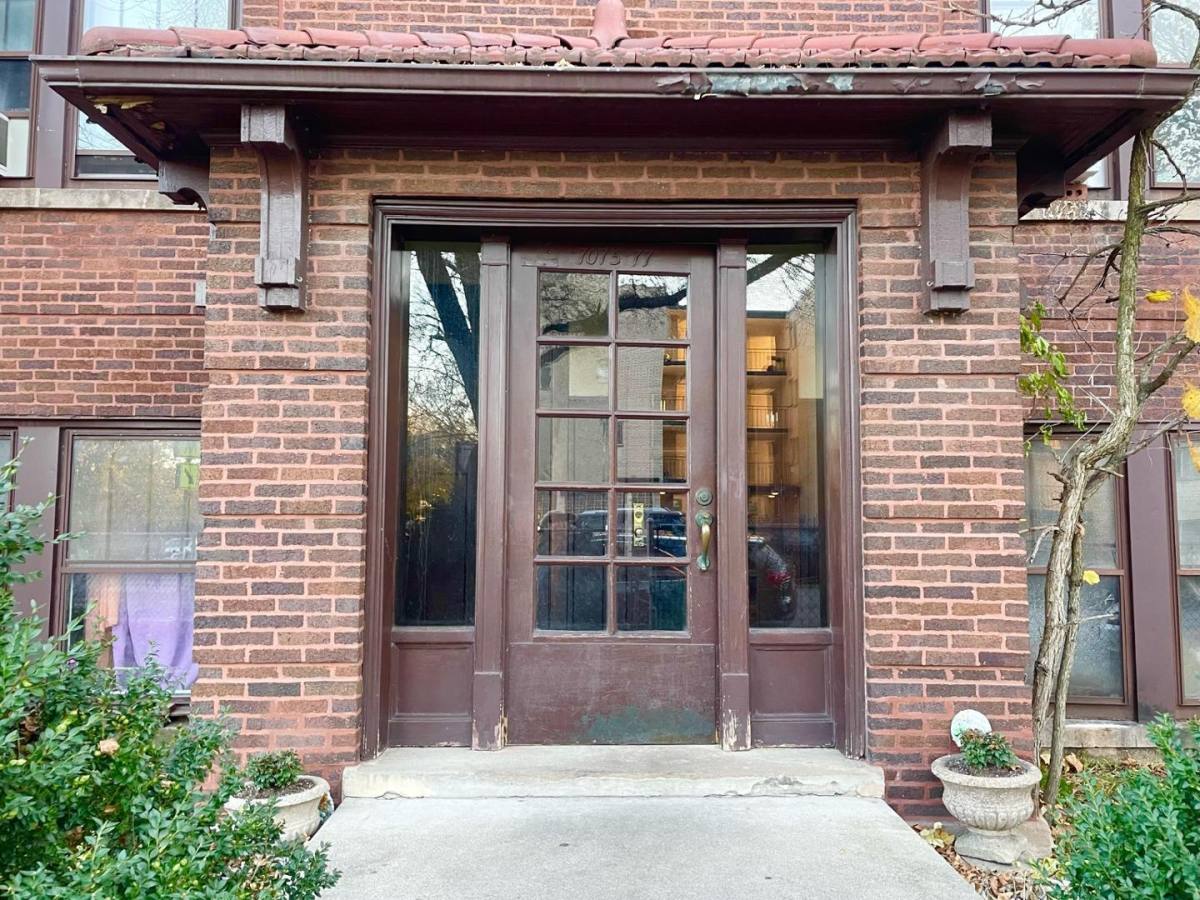 Apartment for rent at 7077 N Ridge Blvd #1E, Chicago, IL 60645