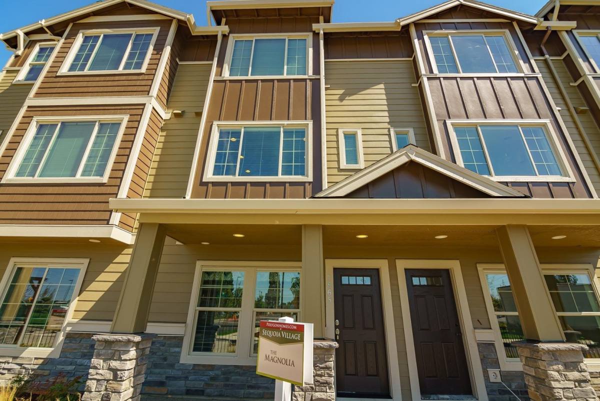 Townhouse for rent at 131 NE 79th Ave, Beaverton, OR 97006