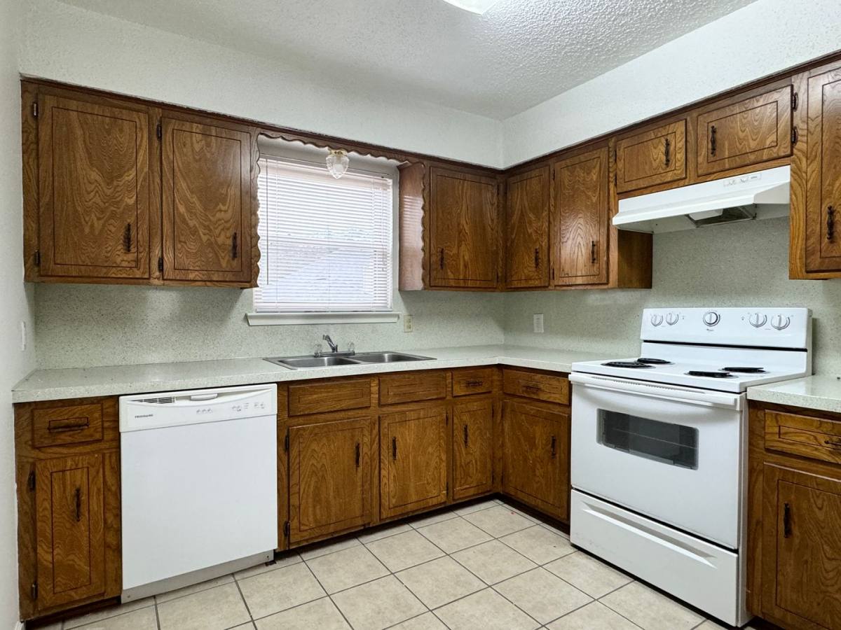 Apartment for rent at 809 Broad St, Chandler, TX 75758