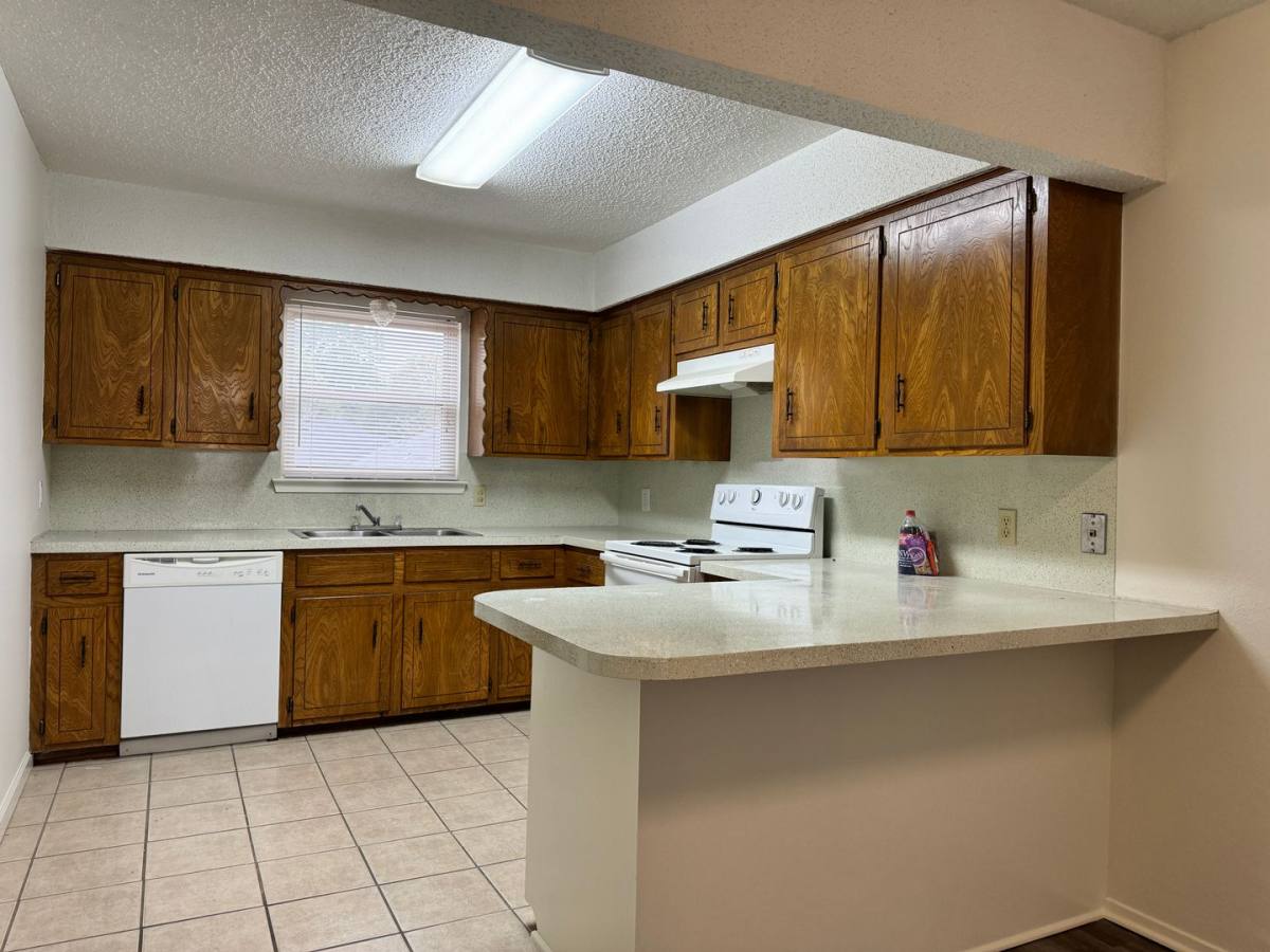 Apartment for rent at 809 Broad St, Chandler, TX 75758