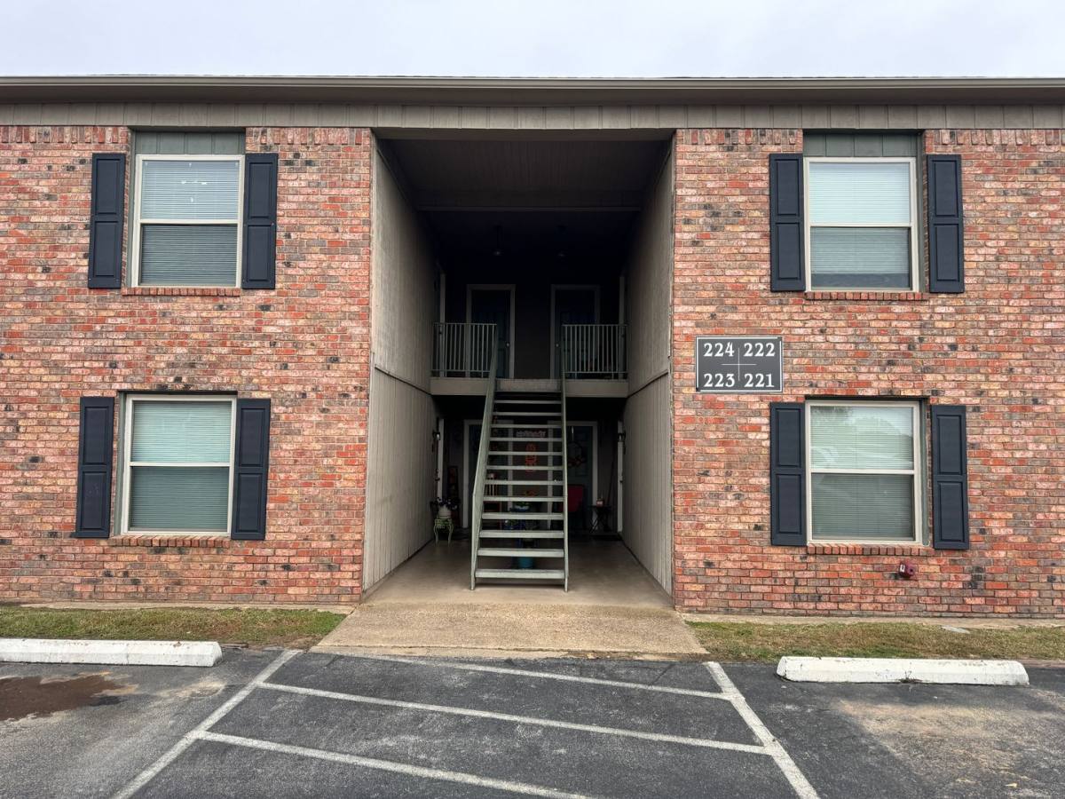 Apartment for rent at 809 Broad St, Chandler, TX 75758