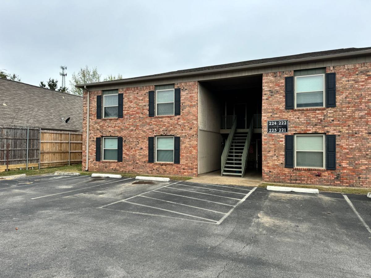 Apartment for rent at 809 Broad St, Chandler, TX 75758