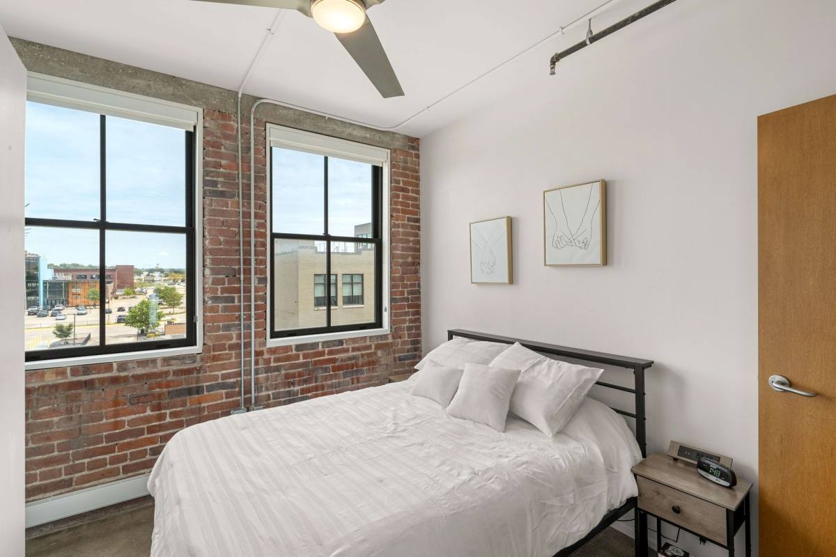Apartment for rent at 300 SW 5th St, Des Moines, IA 50309