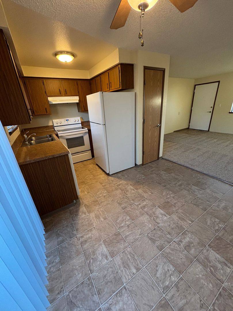 Apartment for rent at 3300 Hollywood Dr, NE, Salem, OR 97305
