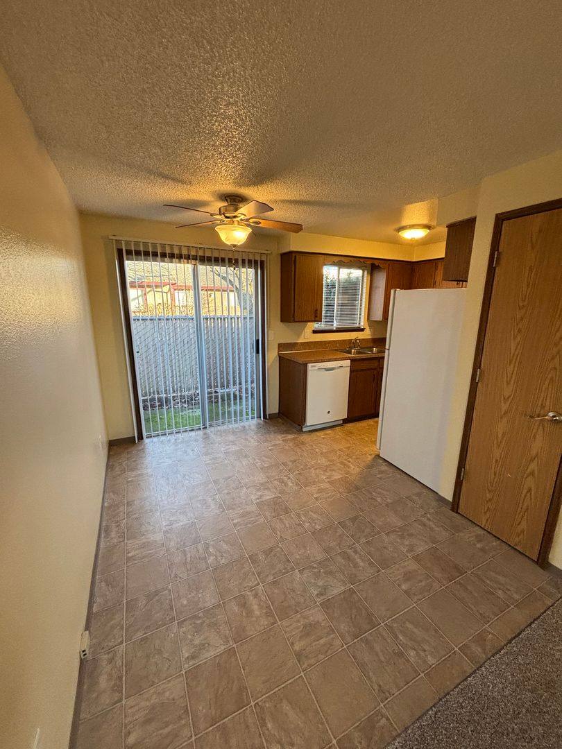 Apartment for rent at 3300 Hollywood Dr, NE, Salem, OR 97305