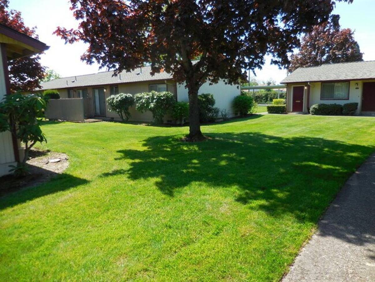 Apartment for rent at 3300 Hollywood Dr, NE, Salem, OR 97305