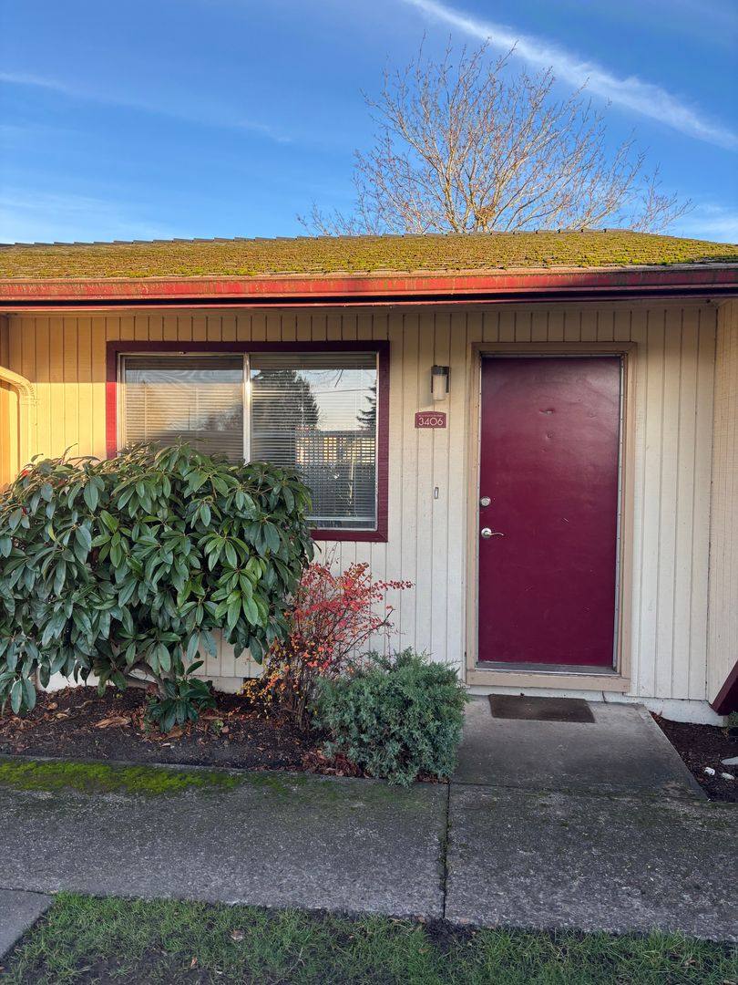 Apartment for rent at 3300 Hollywood Dr, NE, Salem, OR 97305