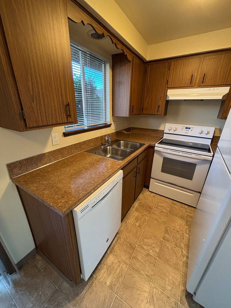 Apartment for rent at 3300 Hollywood Dr, NE, Salem, OR 97305