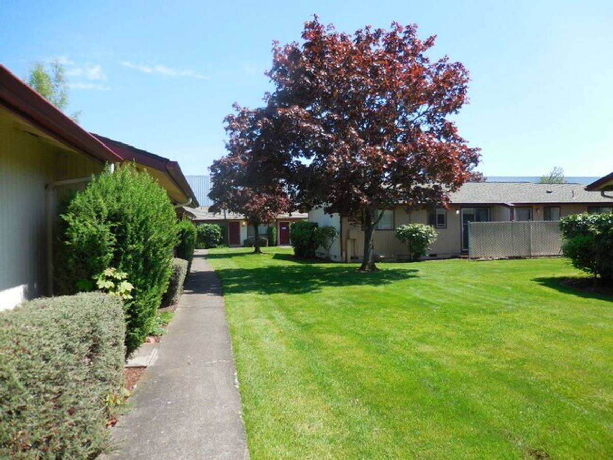 Apartment for rent at 3300 Hollywood Dr, NE, Salem, OR 97305