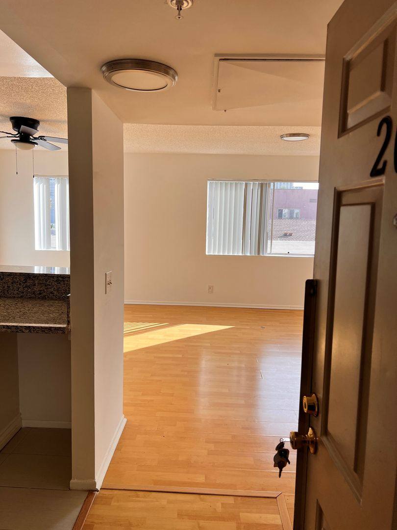 Apartment for rent at 521 Smanhattan Place, Los Angeles, CA 90020
