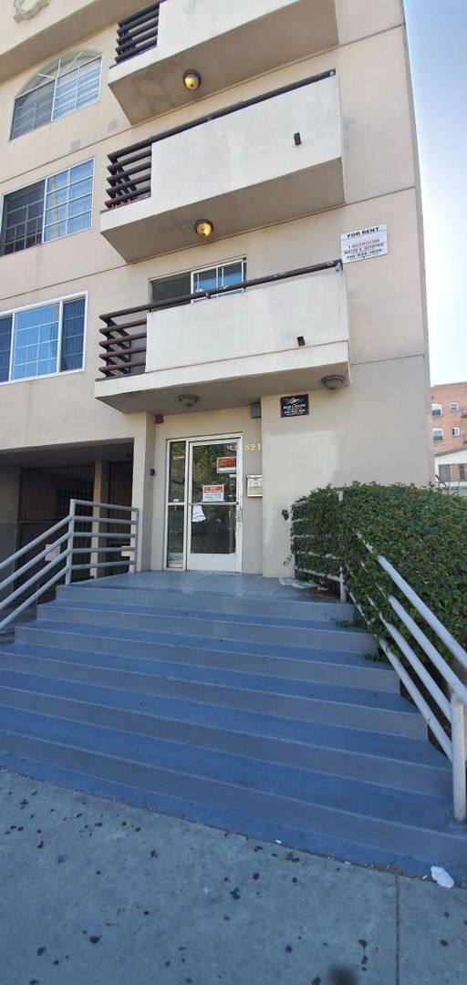 Apartment for rent at 521 Smanhattan Place, Los Angeles, CA 90020
