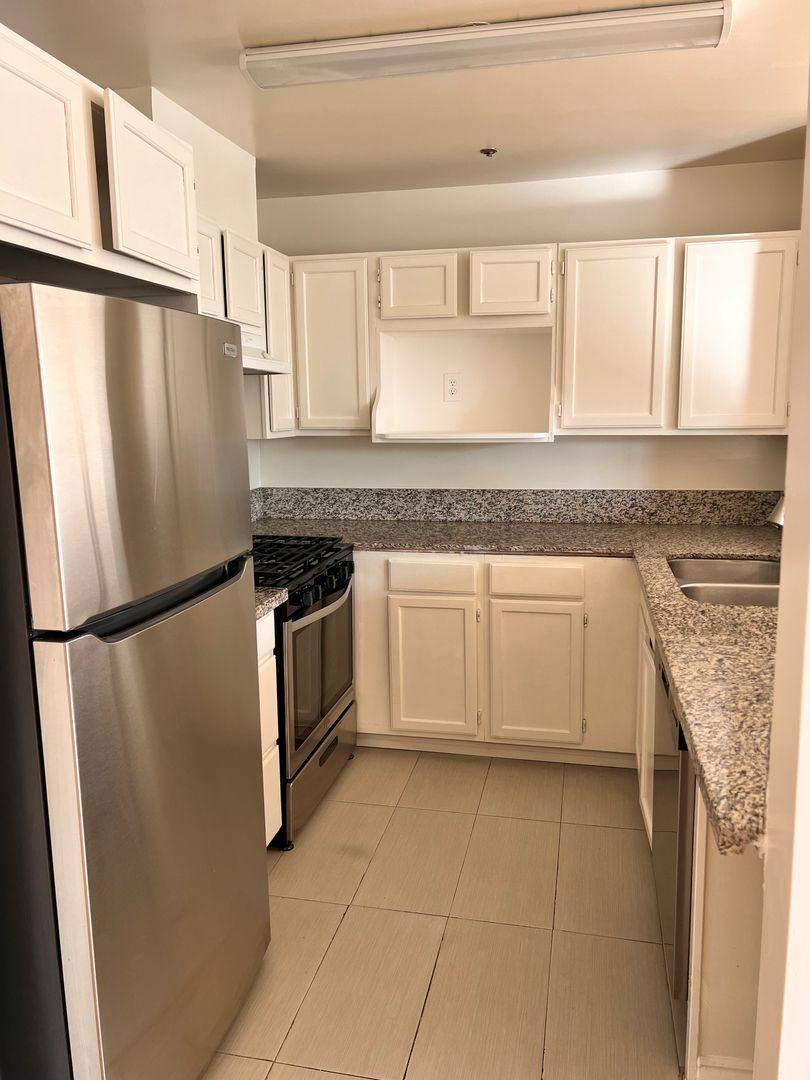 Apartment for rent at 521 Smanhattan Place, Los Angeles, CA 90020