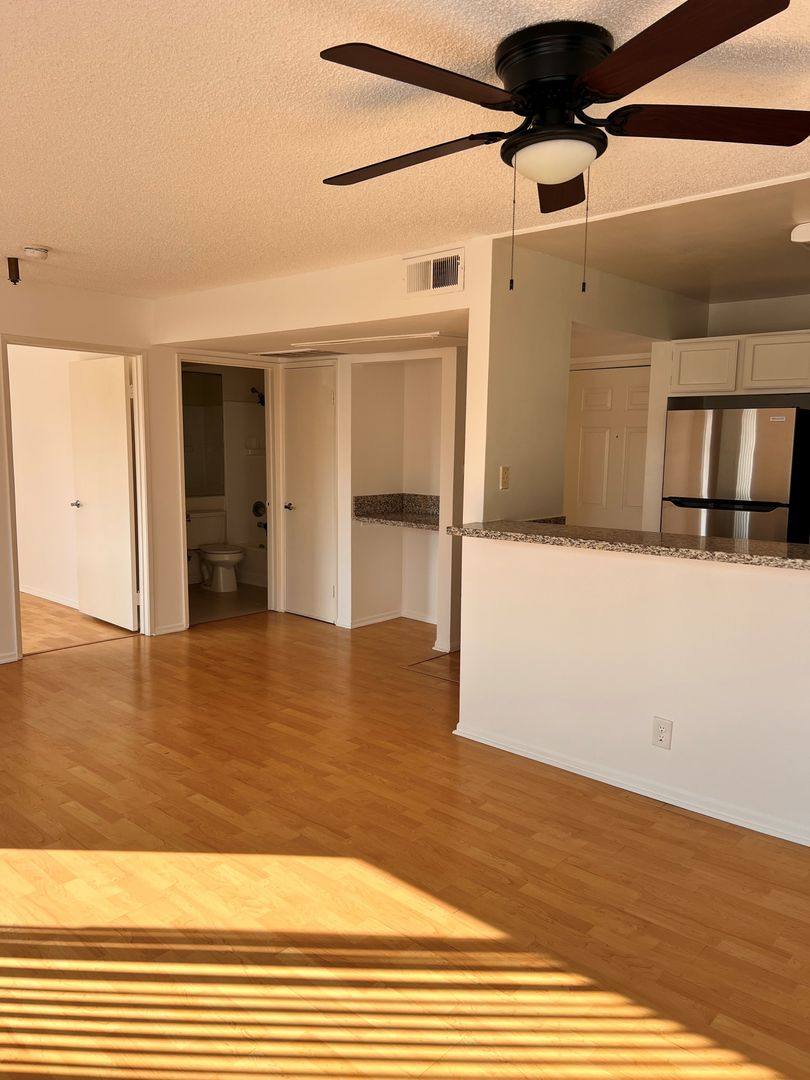 Apartment for rent at 521 Smanhattan Place, Los Angeles, CA 90020