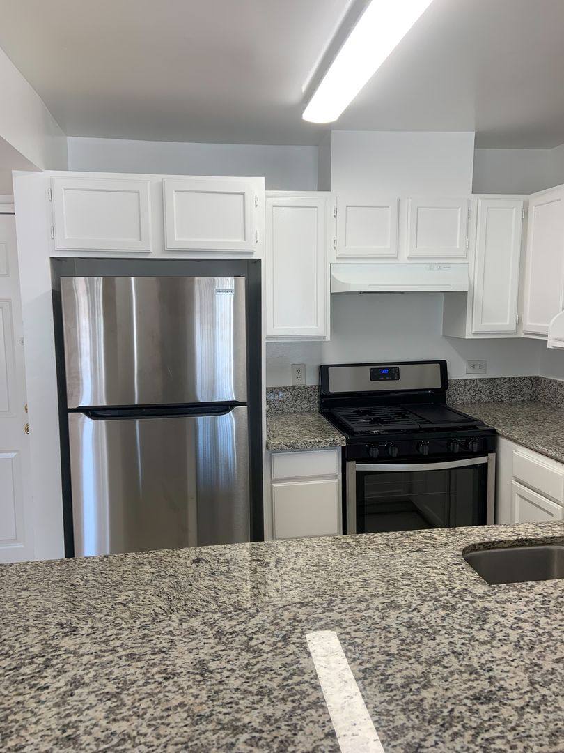 Apartment for rent at 521 Smanhattan Place, Los Angeles, CA 90020
