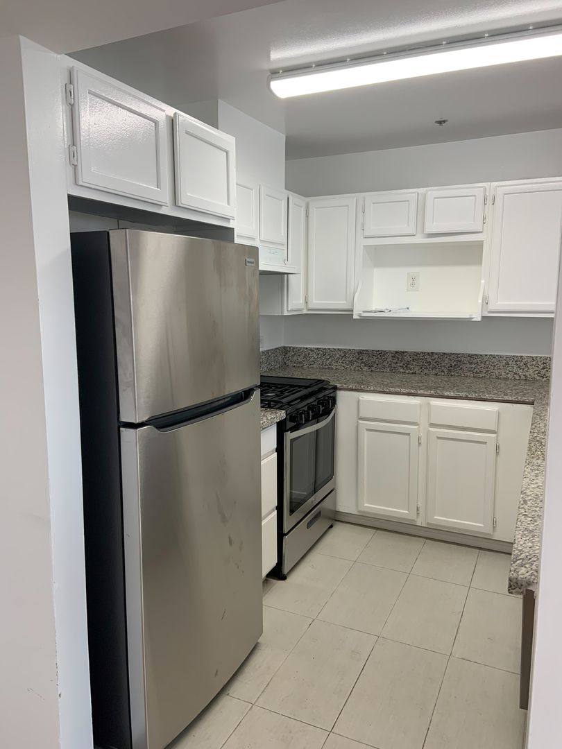 Apartment for rent at 521 Smanhattan Place, Los Angeles, CA 90020
