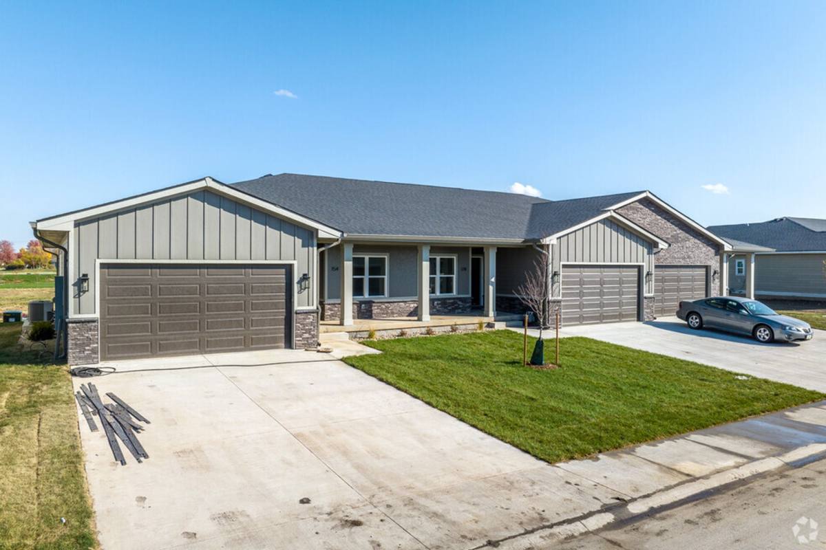 Townhouse for rent at 105 S Marigold Ave, West Des Moines, IA 50266