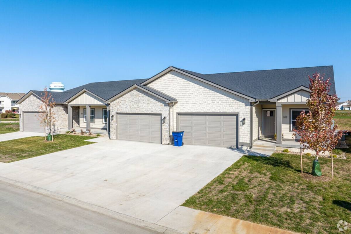 Townhouse for rent at 105 S Marigold Ave, West Des Moines, IA 50266
