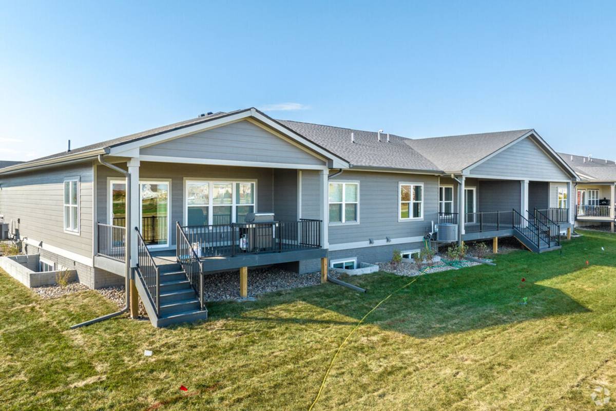 Townhouse for rent at 105 S Marigold Ave, West Des Moines, IA 50266