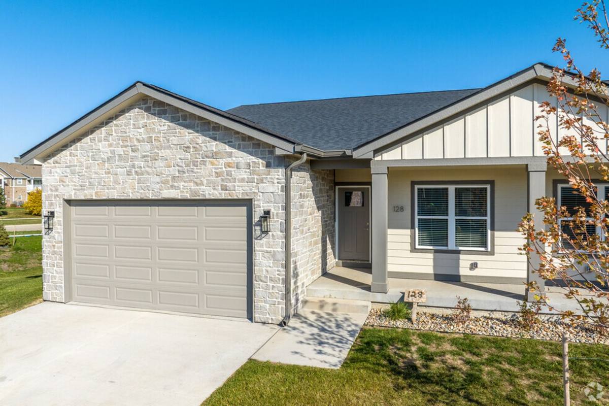 Townhouse for rent at 105 S Marigold Ave, West Des Moines, IA 50266