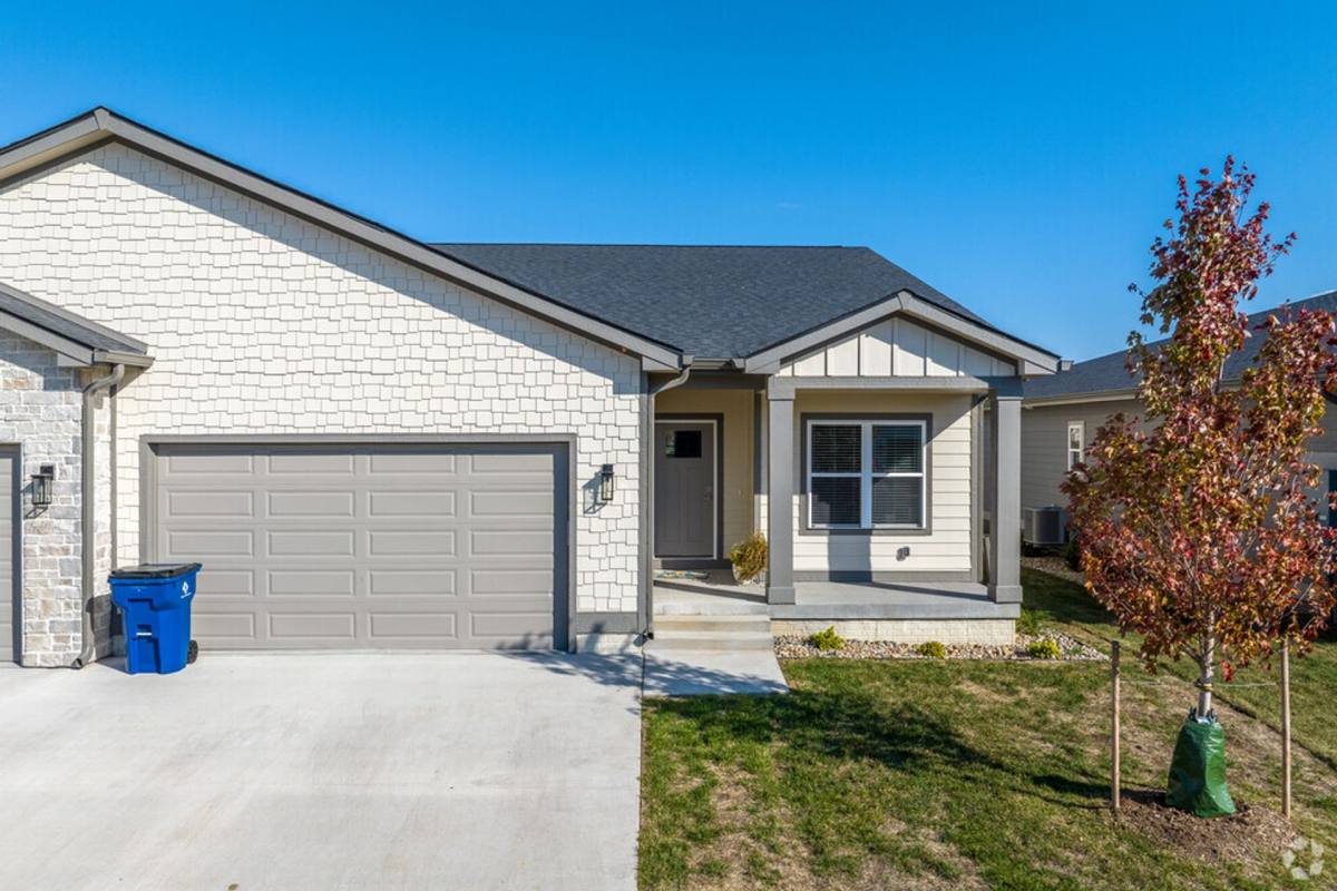 Townhouse for rent at 105 S Marigold Ave, West Des Moines, IA 50266