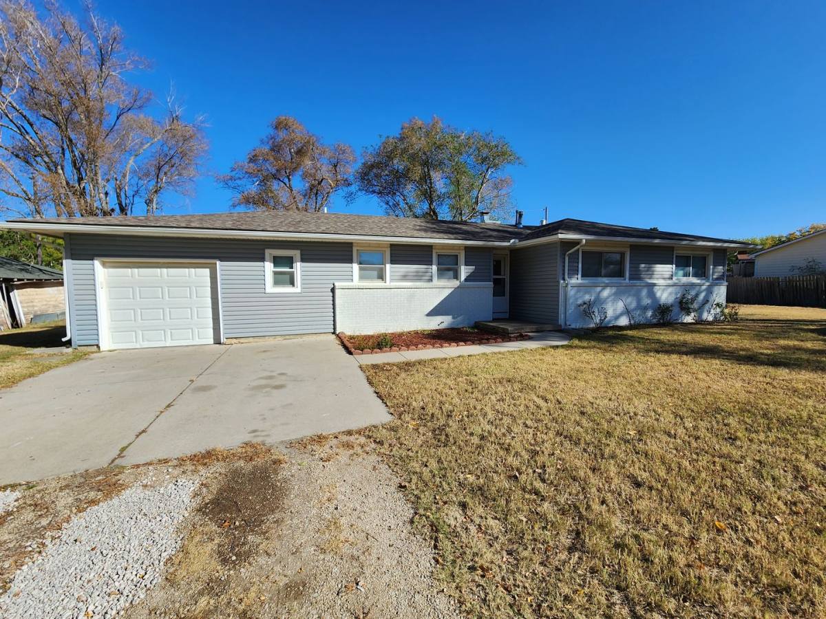 House for rent at 318 W Feather Place, Andover, KS 67002