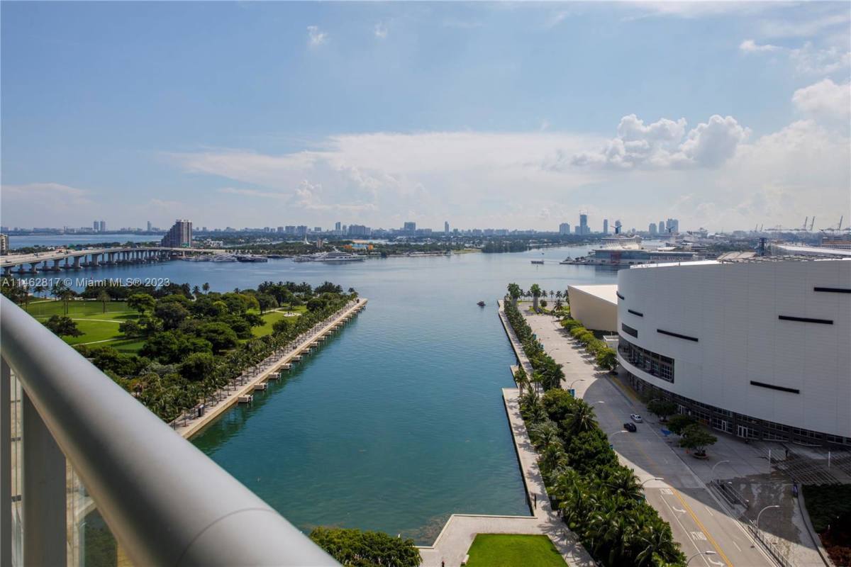 888 Biscayne Blvd, Miami, FL 33130 - Apartment For Rent - Image 2