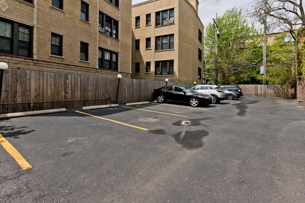 House for rent at 588 W Hawthorne Place #2, Chicago, IL 60657
