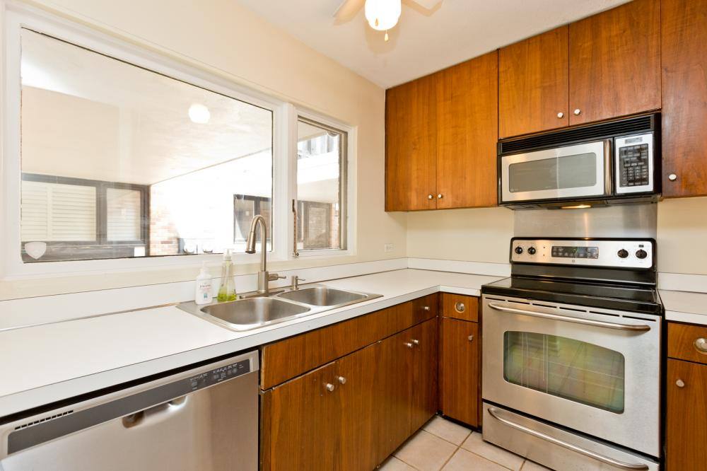House for rent at 588 W Hawthorne Place #2, Chicago, IL 60657