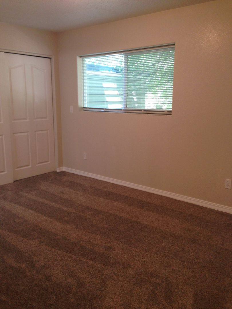Apartment for rent at 115 117 119 121 & 135 137 139 141 NE Pine St, Madras, OR 97741