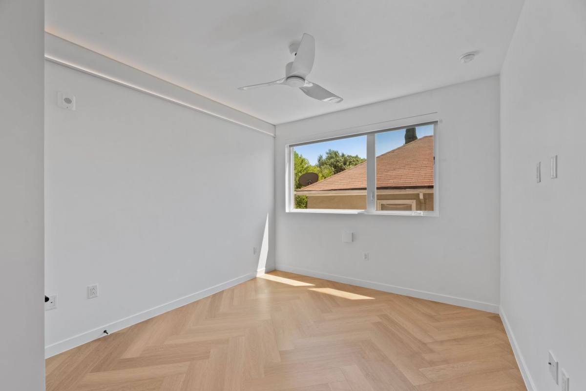 Apartment for rent at 5570 Melrose Ave, Los Angeles, CA 90038