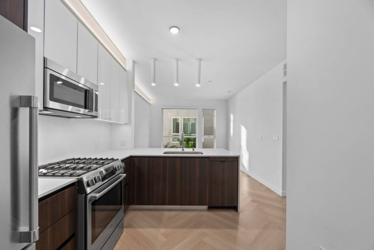 Apartment for rent at 5570 Melrose Ave, Los Angeles, CA 90038