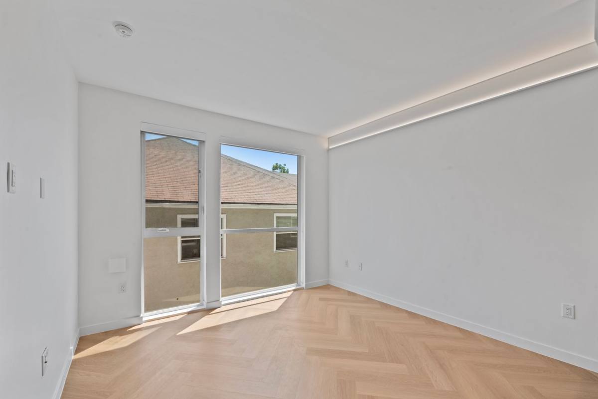 Apartment for rent at 5570 Melrose Ave, Los Angeles, CA 90038