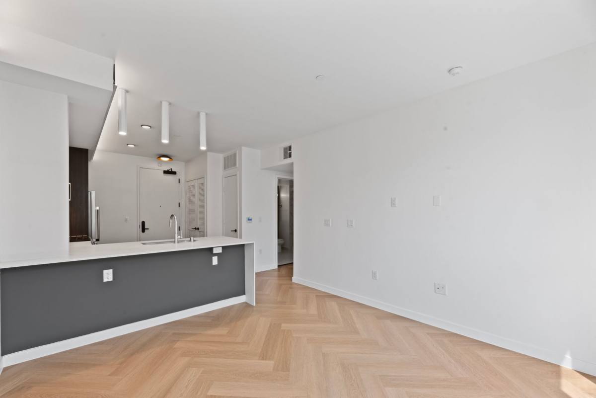 Apartment for rent at 5570 Melrose Ave, Los Angeles, CA 90038