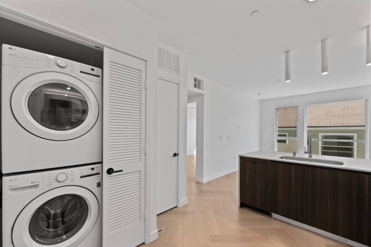 Apartment for rent at 5570 Melrose Ave, Los Angeles, CA 90038
