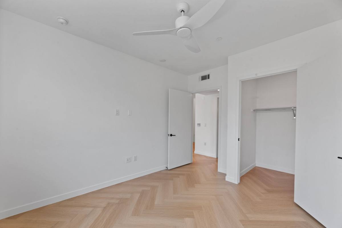 Apartment for rent at 5570 Melrose Ave, Los Angeles, CA 90038