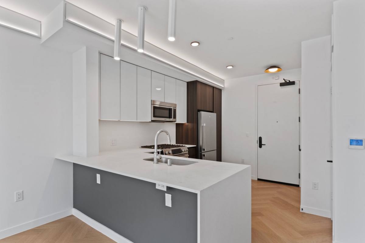 Apartment for rent at 5570 Melrose Ave, Los Angeles, CA 90038