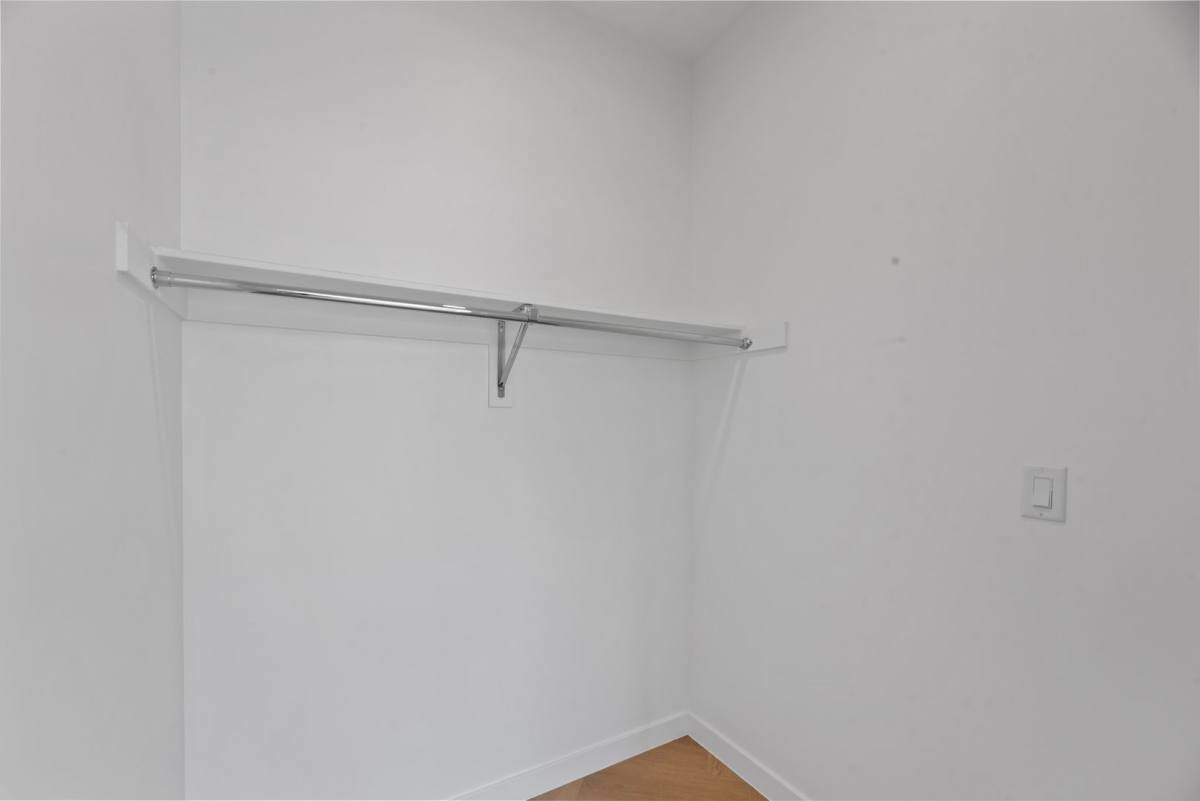 Apartment for rent at 5570 Melrose Ave, Los Angeles, CA 90038