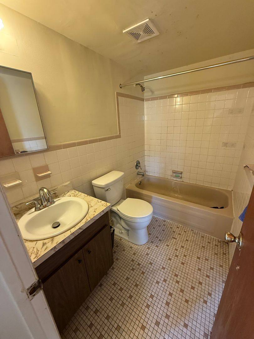 Apartment for rent at 139 S State Rd, Upper Darby, PA 19082