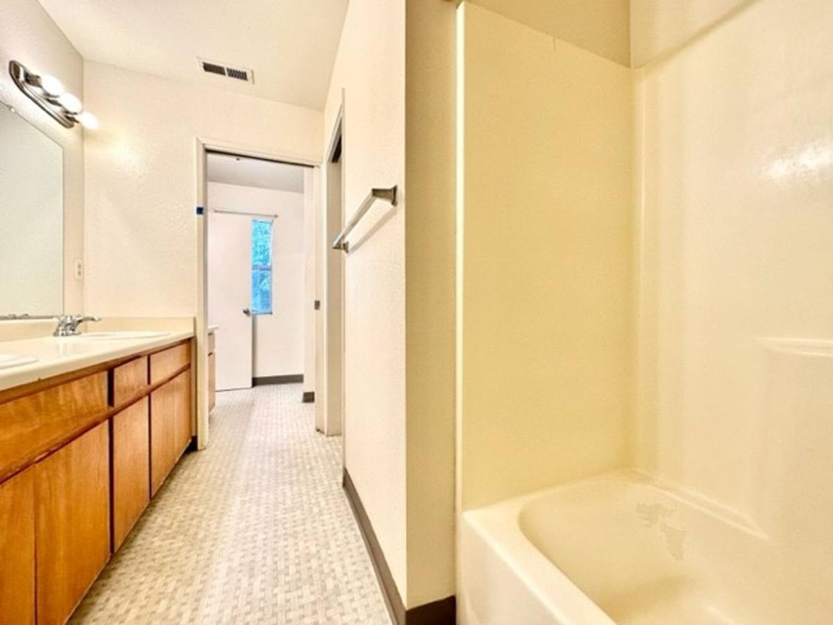 Townhouse for rent at 704 W 2nd Ave, Chico, CA 95926