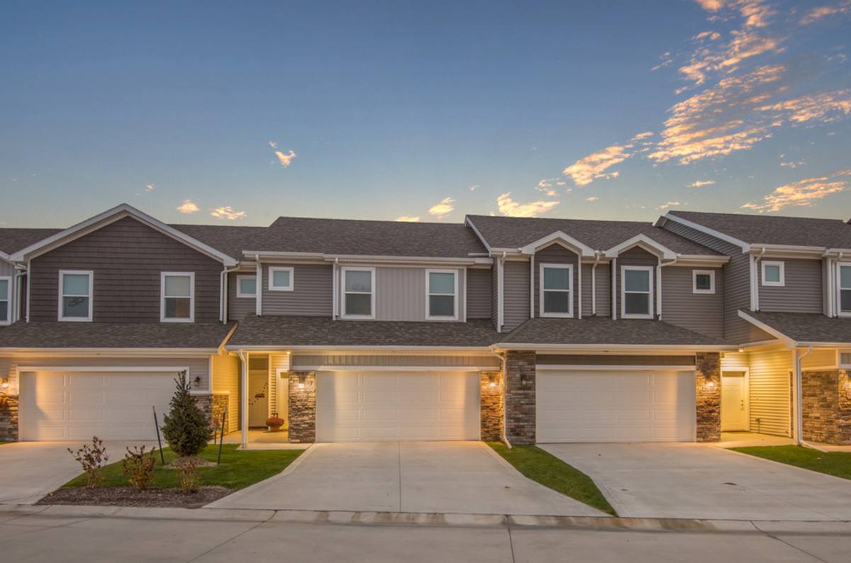 Townhouse for rent at 1655 98th St, West Des Moines, IA 50266