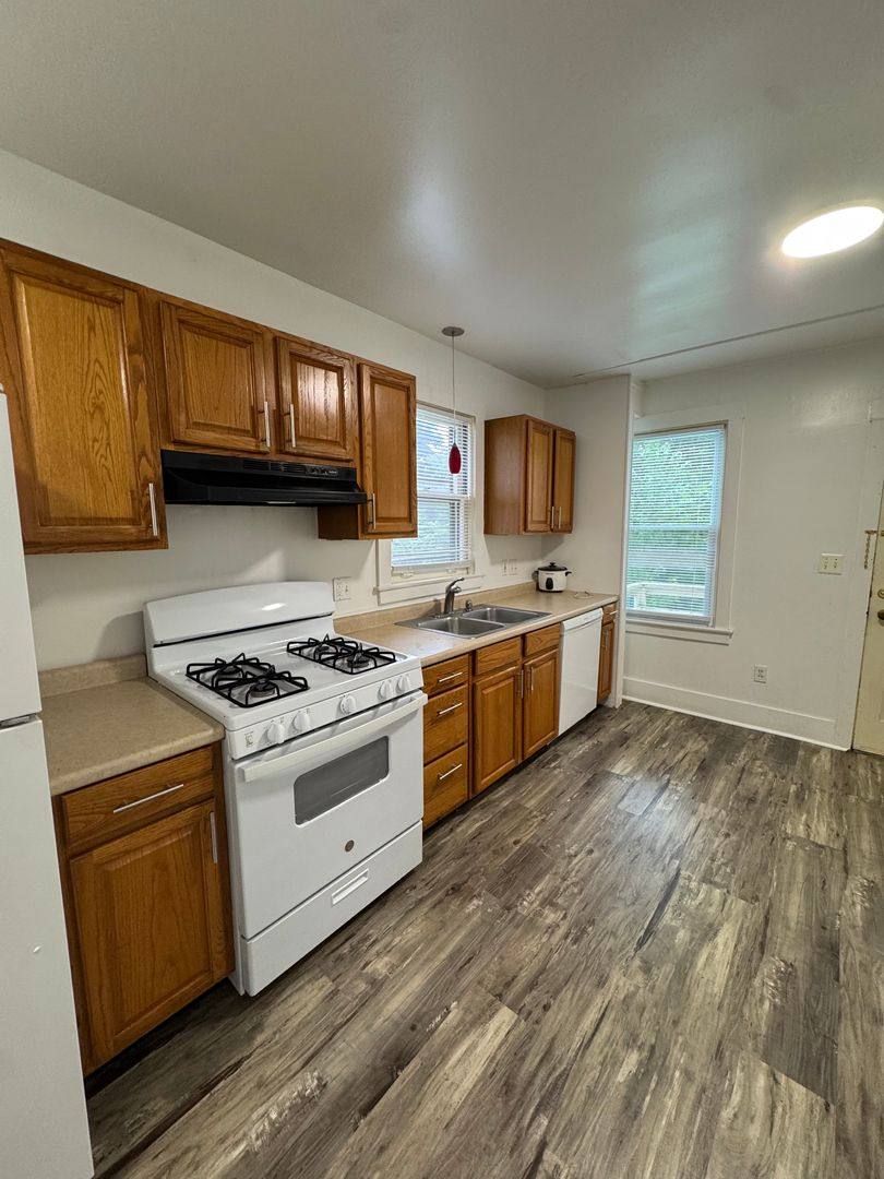 House for rent at 942 Woodlawn Ave, Ann Arbor, MI 48104