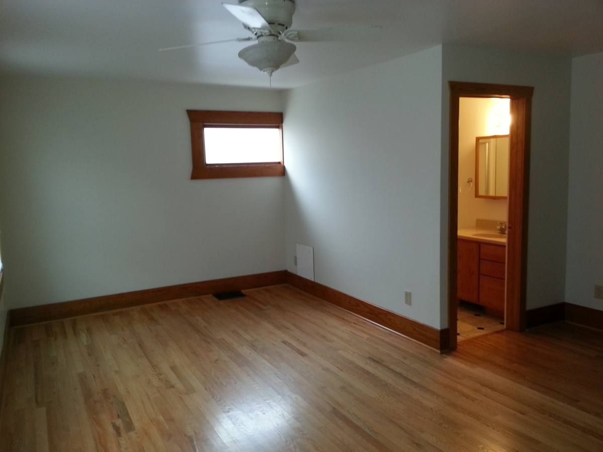 Apartment for rent at 224 1 2 S Linn, Iowa City, IA 52240
