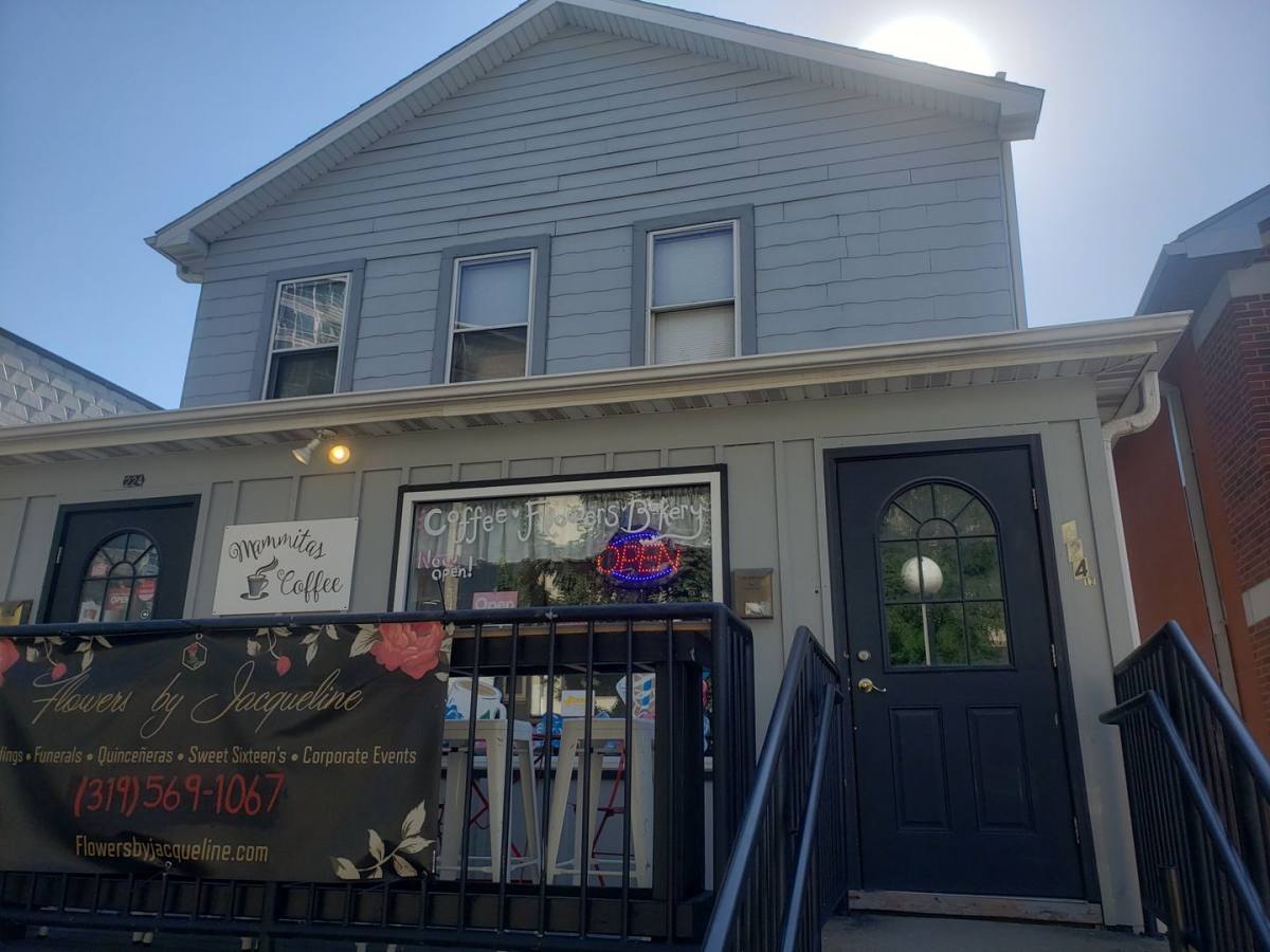 Apartment for rent at 224 1 2 S Linn, Iowa City, IA 52240