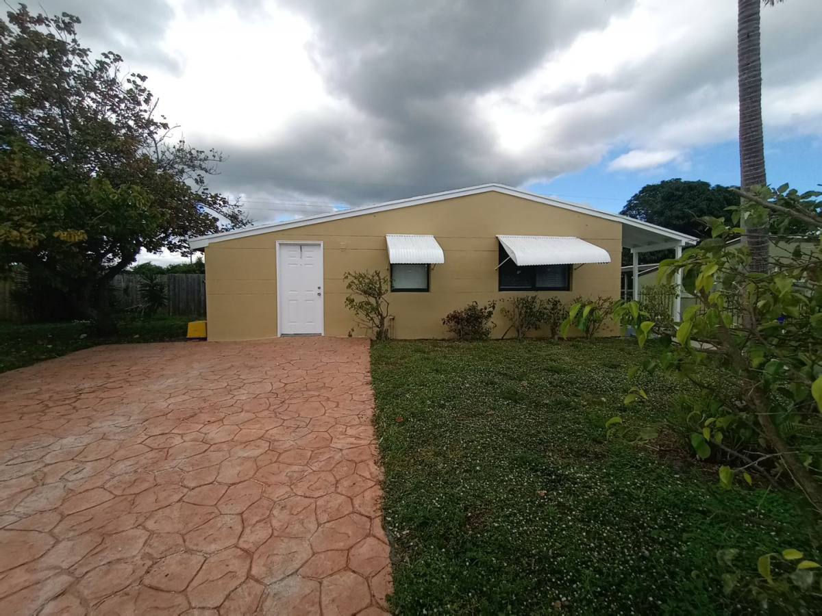 House for rent at 1080 W 27th St, West Palm Beach, FL 33404