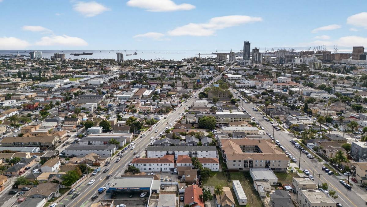 Apartment for rent at 921 Alamitos Ave, Long Beach, CA 90813